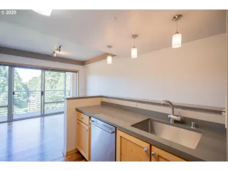 Photo #5: 20058636 Listing