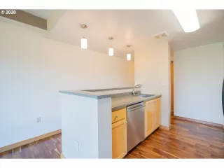 Photo #6: 20058636 Listing