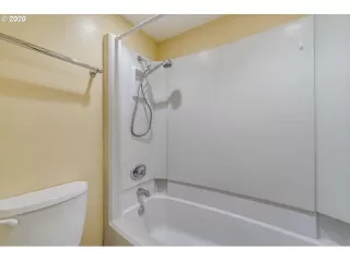 Photo #6: 20063918 Listing