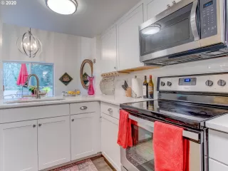 Photo #5: 20072336 Listing