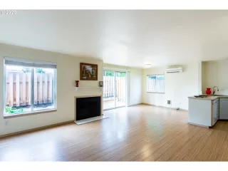 Photo #5: 20073876 Listing