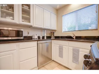 Photo #5: 20074258 Listing