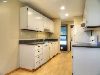 Photo #4: 20075721 Listing
