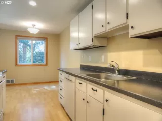 Photo #6: 20075721 Listing