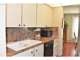 Photo #6: 20076285 Listing