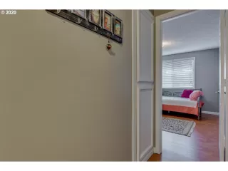 Photo #4: 20082559 Listing