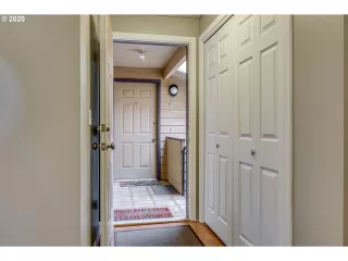 Photo #5: 20082559 Listing