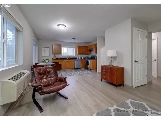 Photo #4: 20082977 Listing