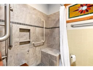 Photo #6: 20083746 Listing 