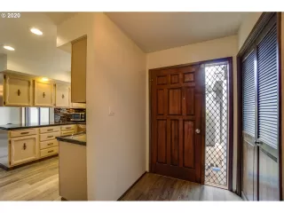 Photo #5: 20084461 Listing