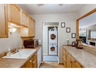 Photo #6: 20089505 Listing