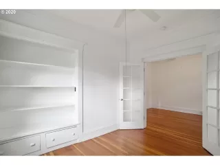 Photo #6: 20091128 Listing