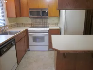 Photo #5: 20092918 Listing