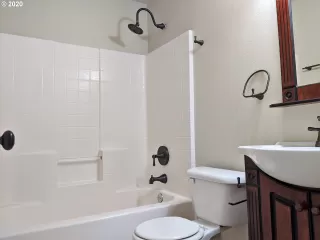 Photo #5: 20095612 Listing