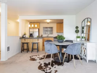 Photo #4: 20097297 Listing