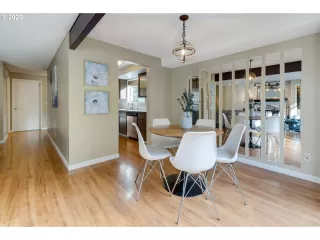 Photo #5: 20097809 Listing