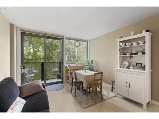 Photo #4: 20098505 Listing