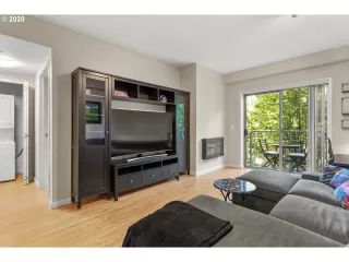 Photo #5: 20098828 Listing