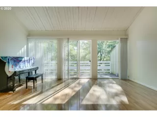 Photo #5: 20099598 Listing