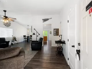 Photo #4: 20102192 Listing