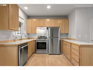 Photo #5: 20106412 Listing