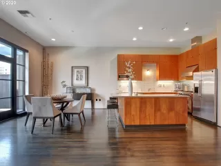 Photo #6: 20106861 Listing