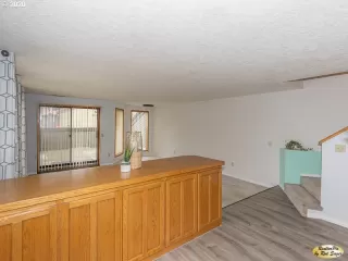 Photo #4: 20116018 Listing