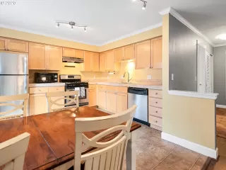 Photo #5: 20117549 Listing