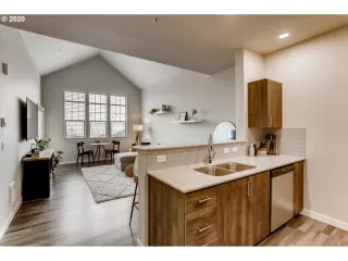 Photo #5: 20121325 Listing