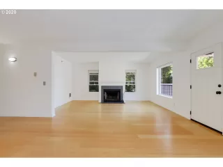 Photo #5: 20122084 Listing