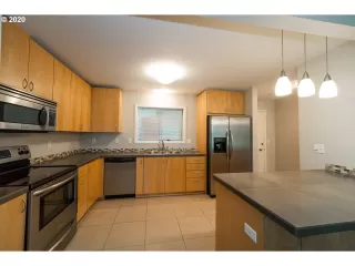 Photo #5: 20127027 Listing