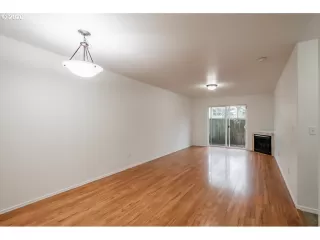 Photo #4: 20127159 Listing