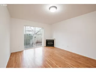 Photo #5: 20127159 Listing