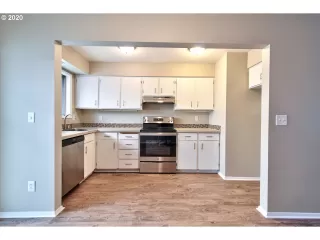 Photo #4: 20132443 Listing