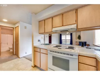 Photo #5: 20133996 Listing