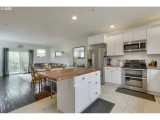 Photo #4: 20135976 Listing