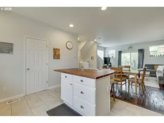 Photo #5: 20135976 Listing