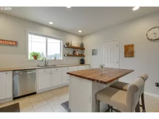 Photo #6: 20135976 Listing