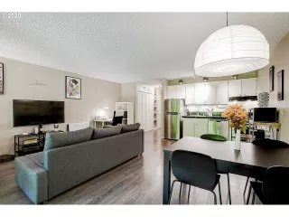 Photo #6: 20148533 Listing