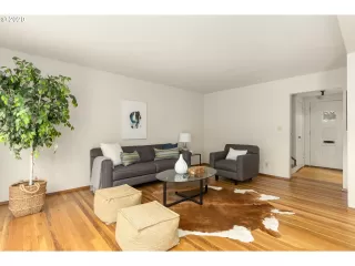 Photo #4: 20159139 Listing