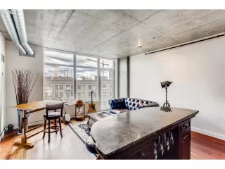 Photo #6: 20159476 Listing