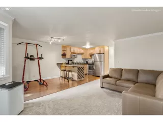 Photo #6: 20159910 Listing