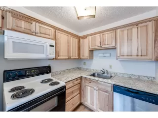 Photo #6: 20164385 Listing