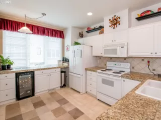 Photo #2: 20166152 Listing 