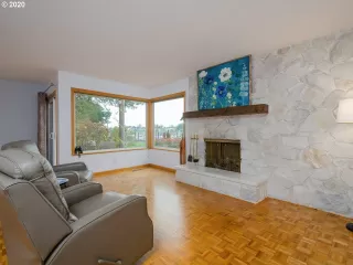 Photo #4: 20166506 Listing