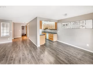 Photo #5: 20174340 Listing