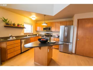 Photo #5: 20178229 Listing