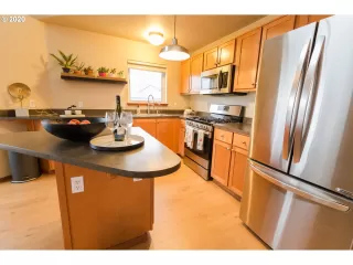 Photo #6: 20178229 Listing