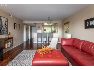 Photo #4: 20182875 Listing