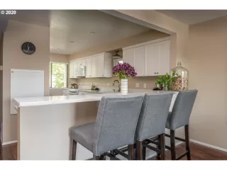 Photo #5: 20182875 Listing